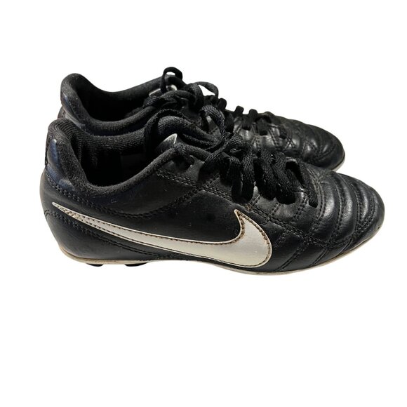 Nike Tiempo Kids Soccer Cleats Size 12 Black & White Leather Upper - Picture 3 of 8